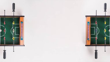 Mini masa futbol langırt futbol oyuncu ve top ile. izole.