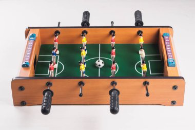 Mini masa futbol langırt futbol oyuncu ve top ile. izole.
