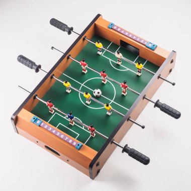 Mini masa futbol langırt futbol oyuncu ve top ile. izole.