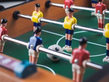 Mini masa futbol langırt futbol oyuncu ve top ile.