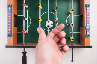 Mini masa futbol langırt futbol oyuncu ve top ile.