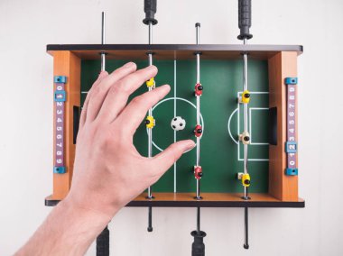 Mini masa futbol langırt futbol oyuncu ve top ile.