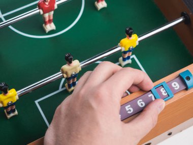 Mini masa futbol langırt futbol oyuncu ve top ile.