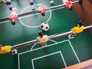 Mini masa futbol langırt futbol oyuncu ve top ile.