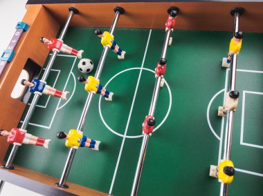 Mini masa futbol langırt futbol oyuncu ve top ile.