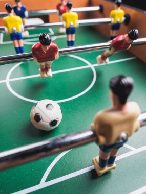 Mini masa futbol langırt futbol oyuncu ve top ile.