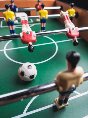 Mini masa futbol langırt futbol oyuncu ve top ile.