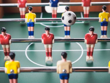 Mini masa futbol langırt futbol oyuncu ve top ile.