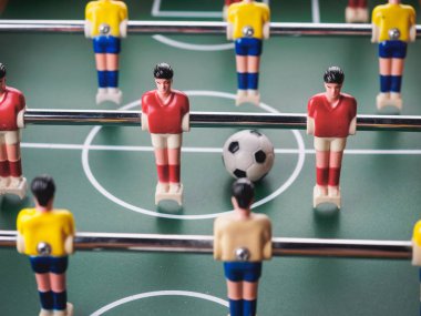 Mini masa futbol langırt futbol oyuncu ve top ile.