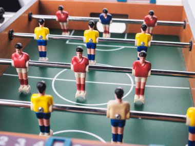 Mini masa futbol langırt futbol oyuncu ve top ile.