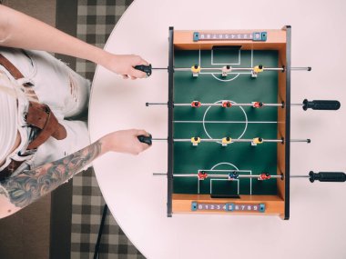 Mini masa futbol langırt futbol kız elleri ile.