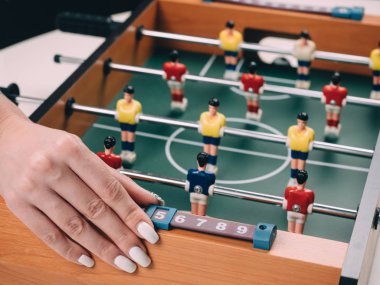 Mini masa futbol langırt futbol kız elleri ile.