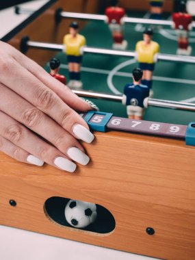Mini masa futbol langırt futbol kız elleri ile.