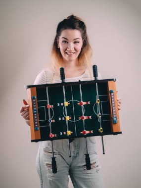 Mini masa futbol langırt futbol kız elinde.
