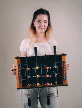 Mini masa futbol langırt futbol kız elinde.