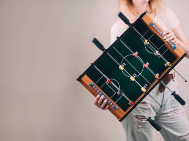 Mini masa futbol langırt futbol kız elinde.