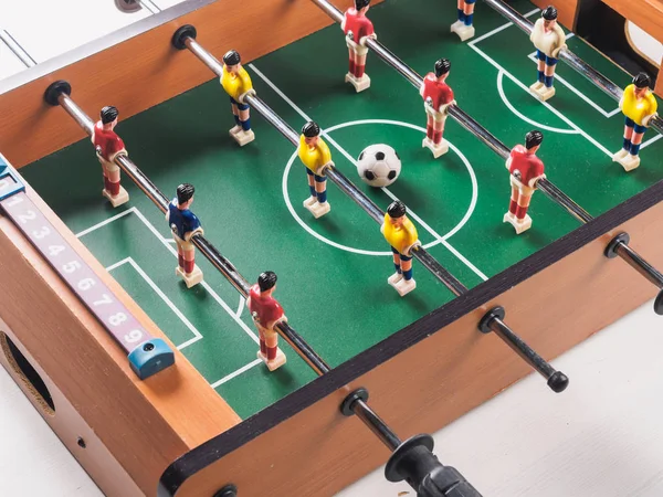 Mini masa futbol langırt futbol oyuncu ve top ile.