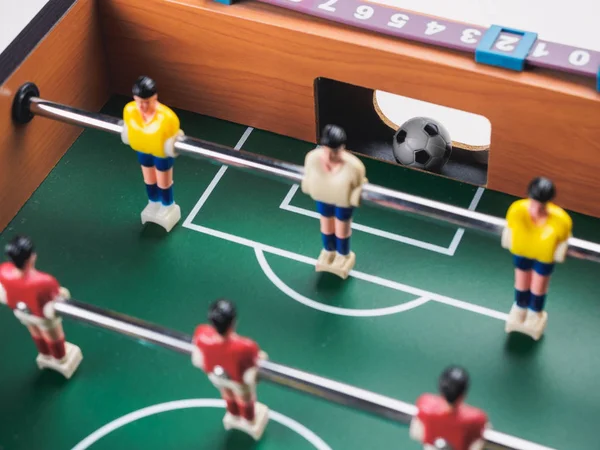 Mini masa futbol langırt futbol oyuncu ve top ile.