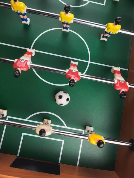 Mini masa futbol langırt futbol oyuncu ve top ile.