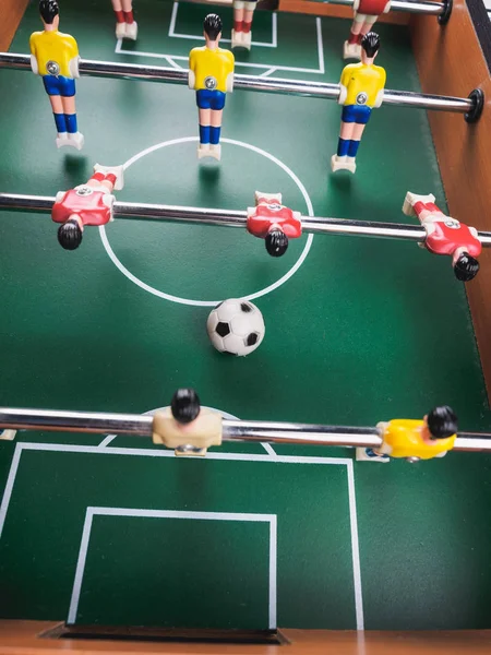 Mini masa futbol langırt futbol oyuncu ve top ile.
