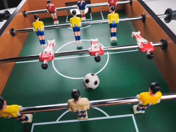 Mini masa futbol langırt futbol oyuncu ve top ile.