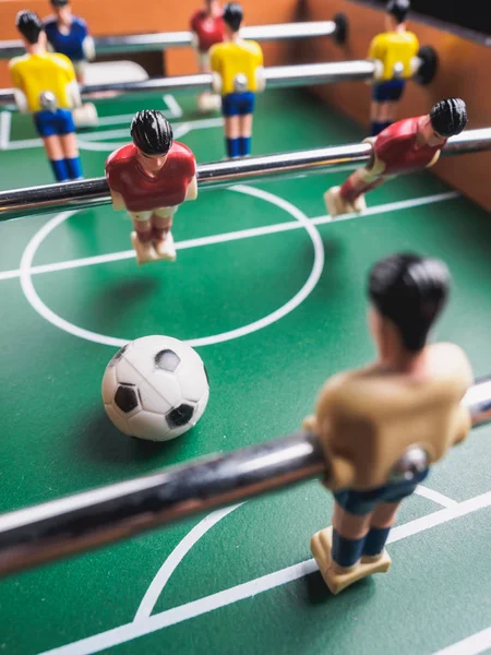Mini masa futbol langırt futbol oyuncu ve top ile.