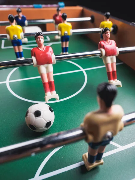 Mini masa futbol langırt futbol oyuncu ve top ile.
