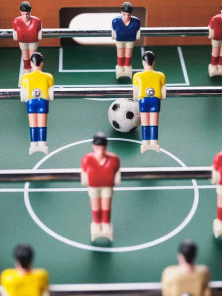 Mini masa futbol langırt futbol oyuncu ve top ile.