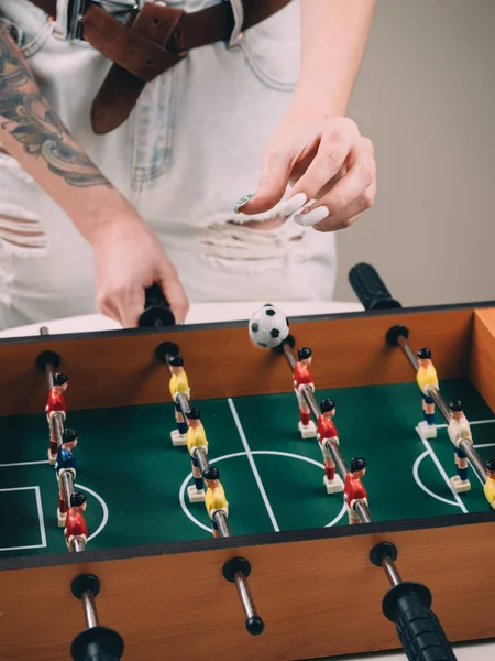 Mini masa futbol langırt futbol kız elleri ile.