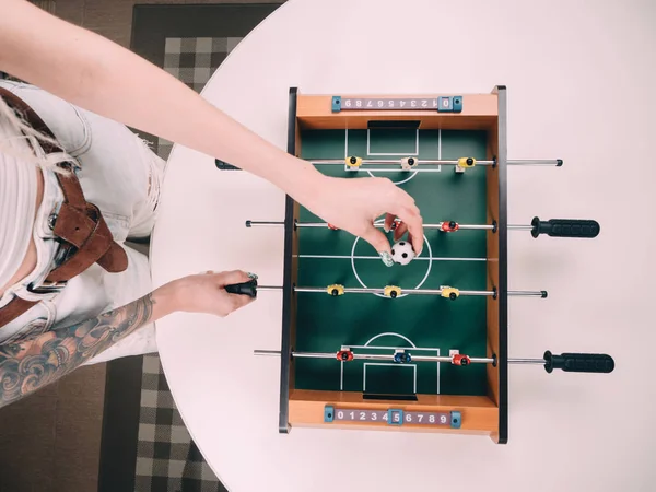 Mini masa futbol langırt futbol kız elleri ile.