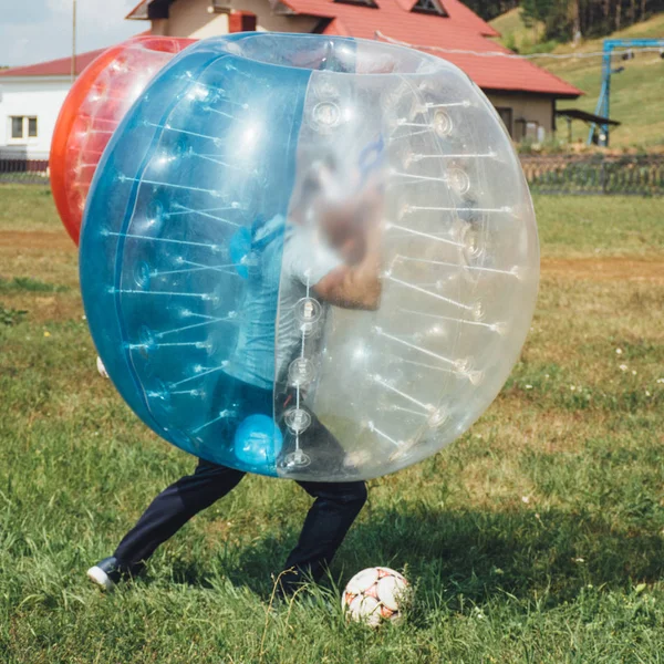 Ludzie Grają Bumperball Zorbsoccer Odkryty Czas Letni — Zdjęcie stockowe