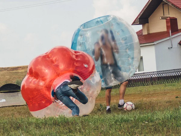 Ludzie Grają Bumperball Zorbsoccer Odkryty Czas Letni — Zdjęcie stockowe