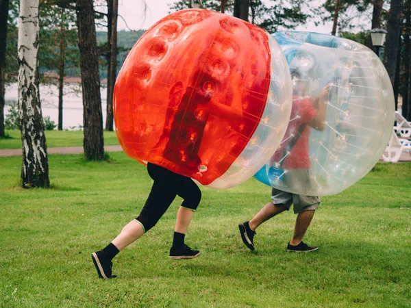İnsanlar bumperball zorbsoccer açık oynarlar. Yaz saati.