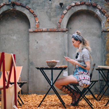 Çorba yerel gıda ile sokakta açık olan kafede oturan genç kadın.