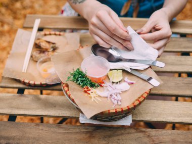 Vietnamca mutfak çorba Pho Ga tavuk, erişte, taze otlar ve bir kasede sos ile.