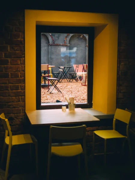 カフェの窓のパティオ インテリア エクステリア — ストック写真