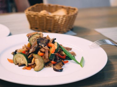 Domuz kızartma tablo beyaz tabakta sebze ile.