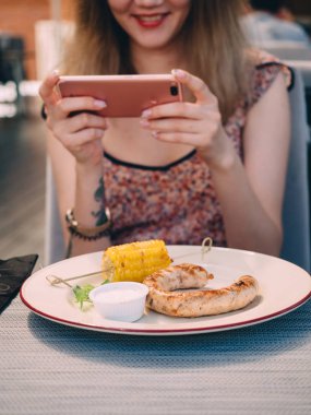 Cafe gıda fotoğraf çekici genç güzel kız.
