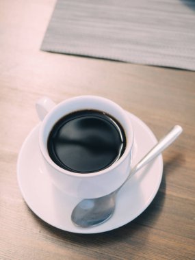 Fincan siyah espresso kahve Cafe ahşap masa.