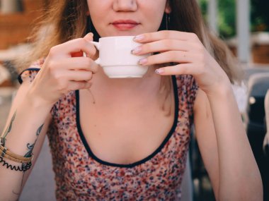Beyaz fincan kahve çay Cafe ile genç kız.