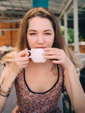 Beyaz fincan kahve çay Cafe ile genç kız.