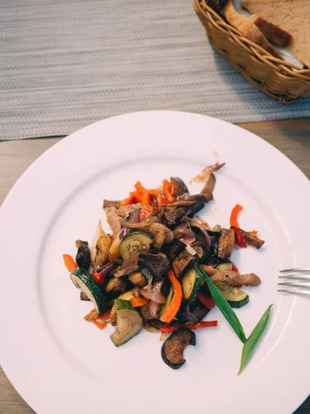 Daging Babi Panggang Dengan Sayuran Piring Putih Meja — Stok Foto
