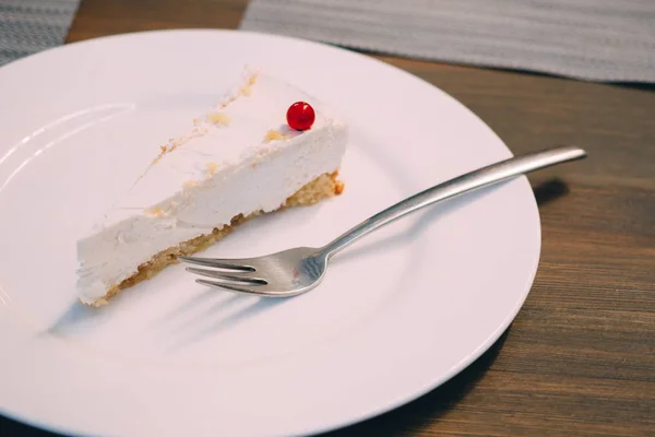 Pedazo Chessecake Blanco Con Baya Plato Cafetería — Foto de Stock