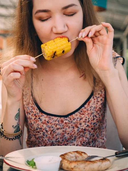 Chica Joven Comiendo Maíz Caliente Sal Asada — Foto de Stock