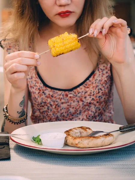 Chica Joven Comiendo Maíz Caliente Sal Asada — Foto de Stock