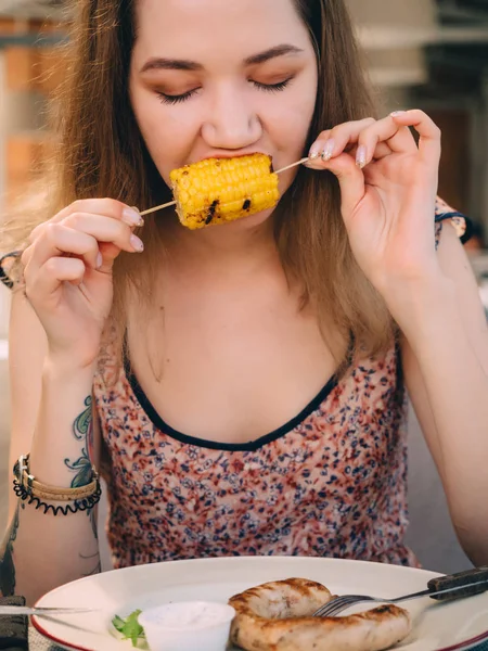 Молодая Девушка Ест Горячую Кукурузу — стоковое фото