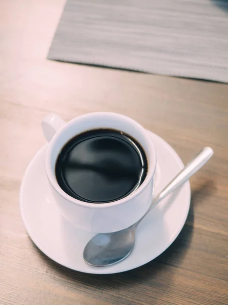 Чашка Черного Кофе Деревянным Столиком Кафе — стоковое фото