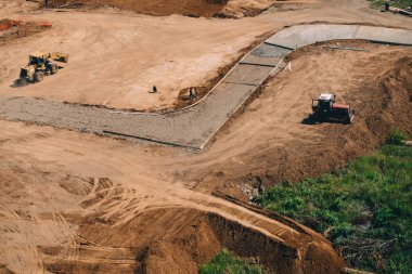 Şehrin yeni binaların inşası sitesi.