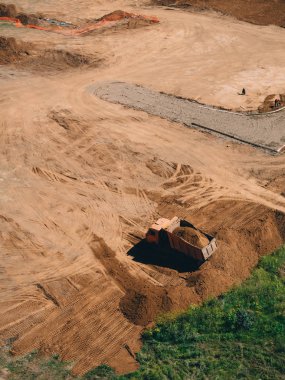 Şehrin yeni binaların inşası sitesi.