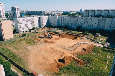Şehrin yeni binaların inşası sitesi.